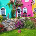 Nyaraló Mexican-themed Homes *